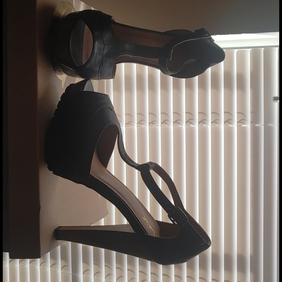 Heels - Picture 2 of 4